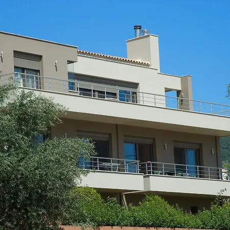 Malena ヴィラ カラヴォミロス