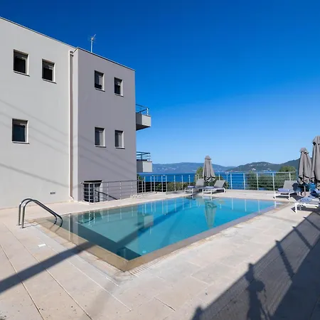 Malena カラヴォミロス