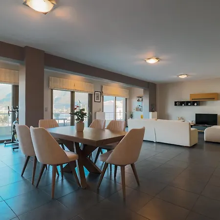 Malena ヴィラ カラヴォミロス